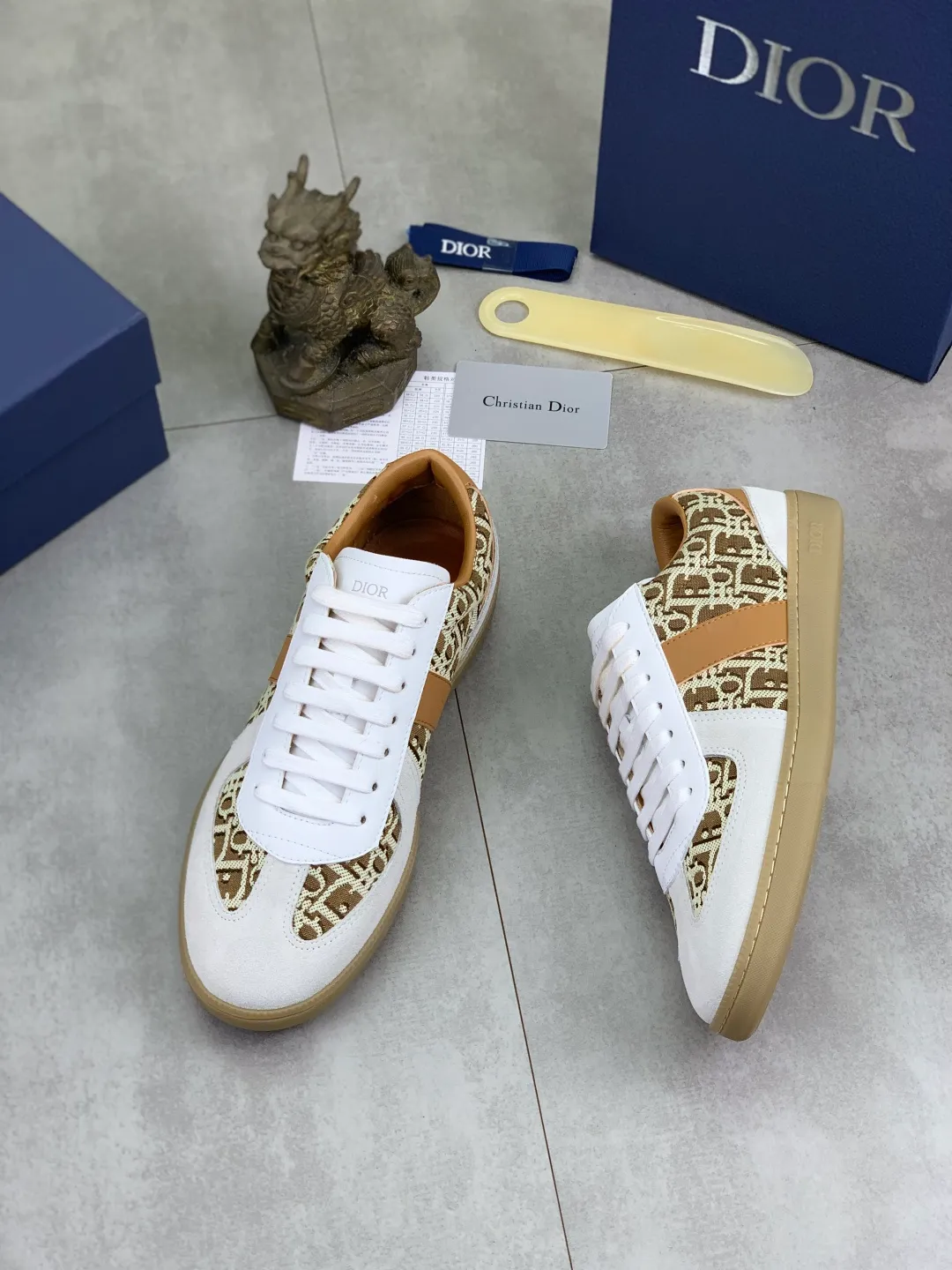Men's shoes 💰P360 New Dior B01 moral training shoes, white first-layer cowhide, original molded outsole. New to the fall collection, this sneaker marks the return of a Dior classic, reinterpreted in a stylish and elegant silhouette. Crafted from white smooth first-grain cowhide with a tonal silk sheepskin lining, it features the Dior logo on the tongue and inner sides, and a CD icon on the heel. Paired with Tpu anti-slip soles of the same color, it can be matched with various styles to create a sophisticated look.  Code number: 38-44